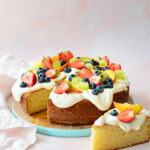 Magnifique gâteau couvert d'un glaçage blanc et de fruits colorés