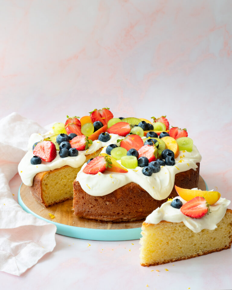 Magnifique gâteau couvert d'un glaçage blanc et de fruits colorés