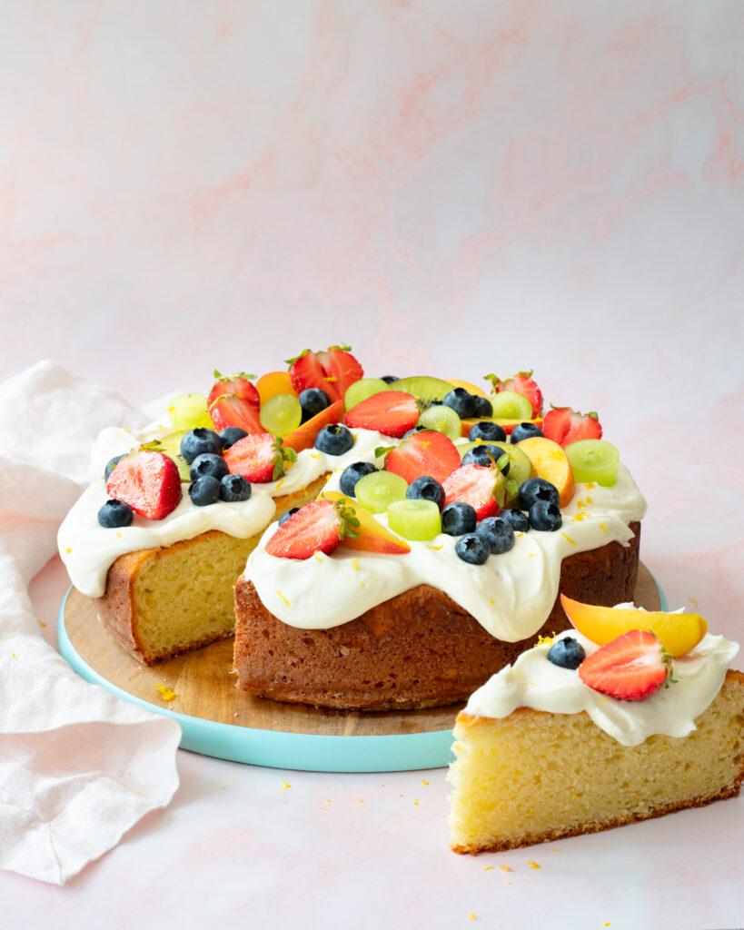 Magnifique gâteau couvert d'un glaçage blanc et de fruits colorés