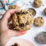 Une main qui tient un muffins aux bananes et petites graines