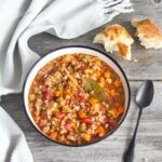 Nourrissante soupe aux légumes avec de l'orge et de la protéine végétale texturée