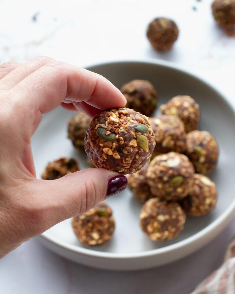 Boules-energie-dattes-pvt-cacao-julie-desgroseilliers-3