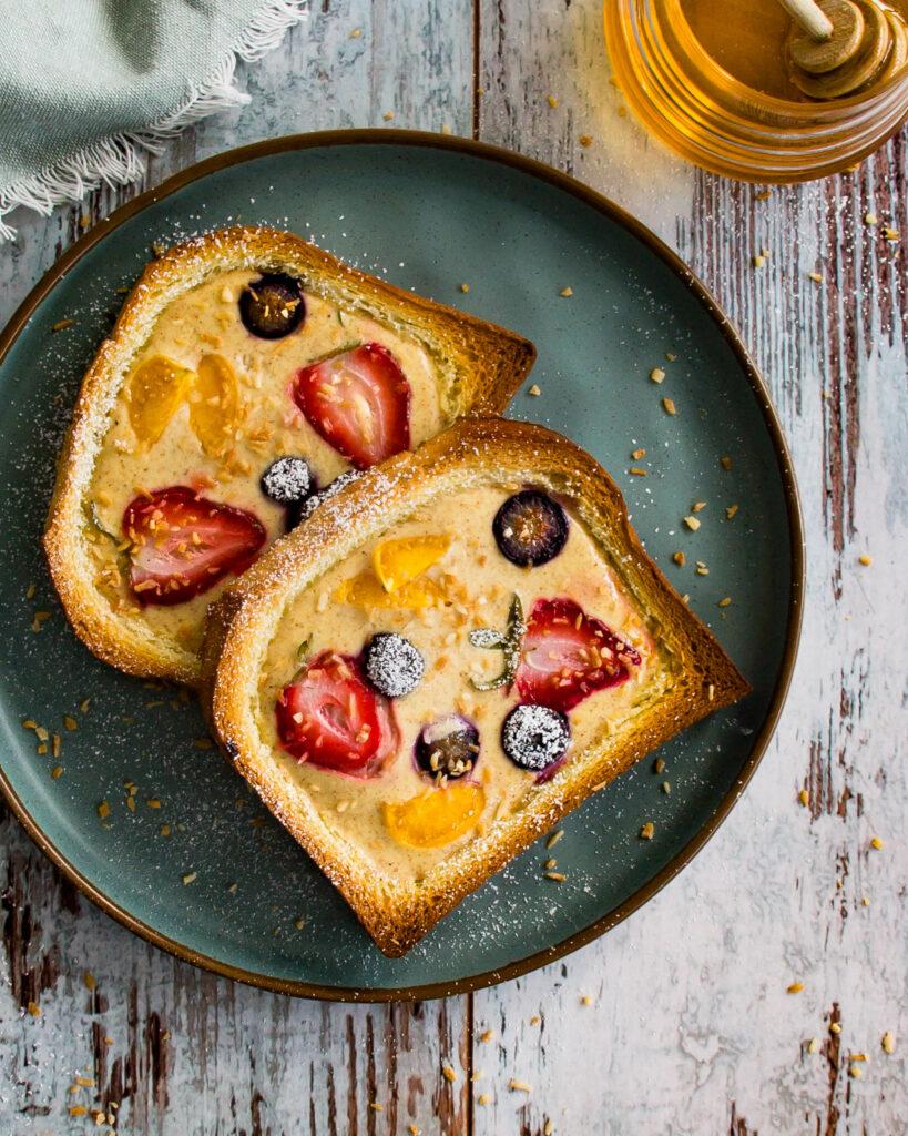 Pain garnit de yogourt grec et de fruits