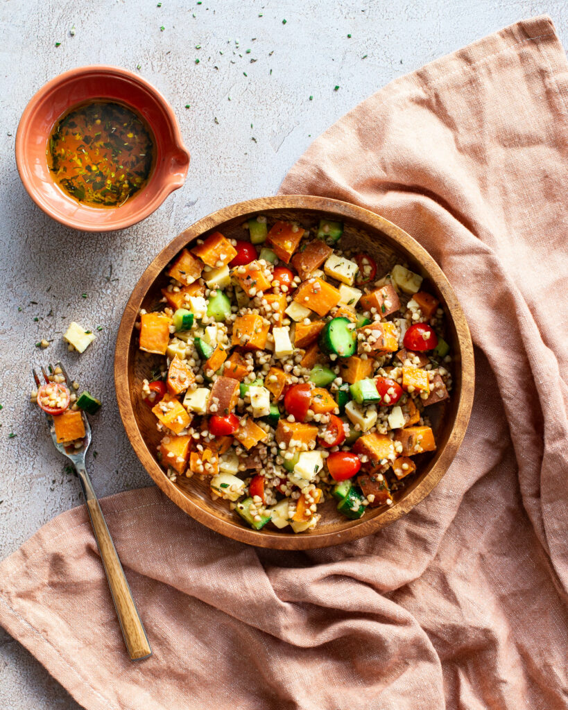 Délicieuse salade de sarrasin, patate douce et cheddar fort