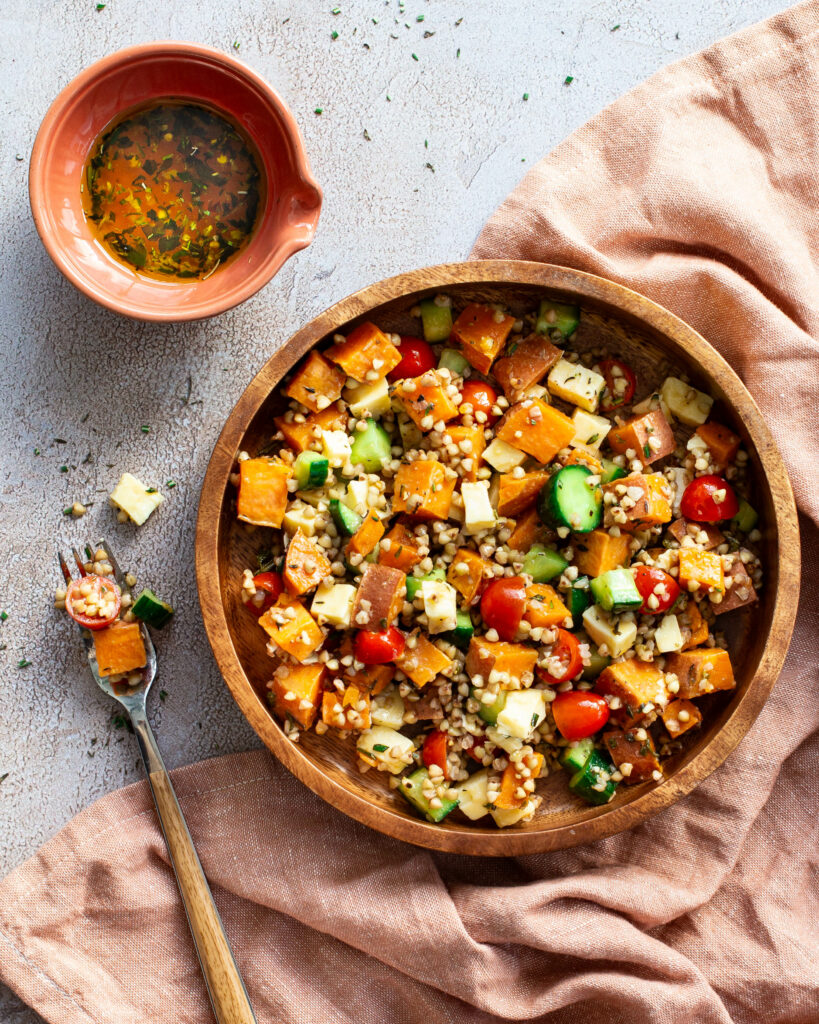 Délicieuse salade de sarrasin, patate douce et cheddar fort