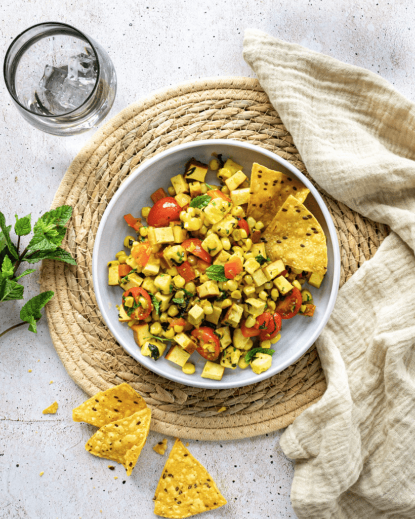 SALADE DE MAÏS, TOFU FUMÉ ET HALLOUMI