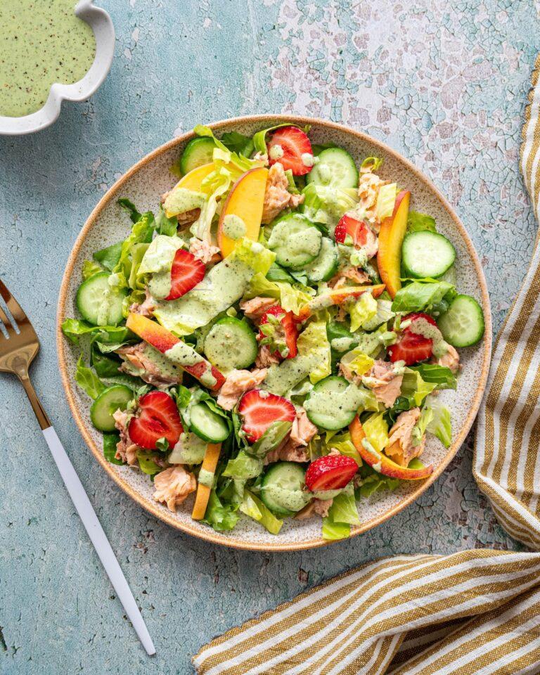 Magnifique salade estivale au saumon, fraises et pêches