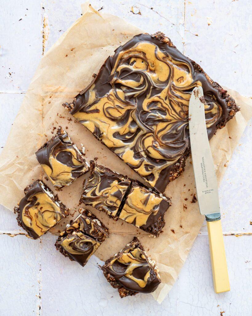 Délicieuse collation chocolatée faite à partir de galette de riz et de beurre d'arachide