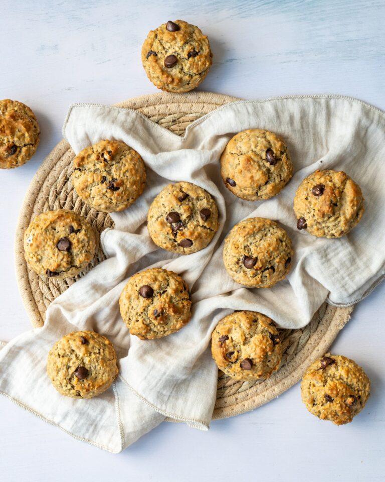 Délicieux muffins aux bananes pompés avec du beurre d'arachide et des pépites de chocolat.