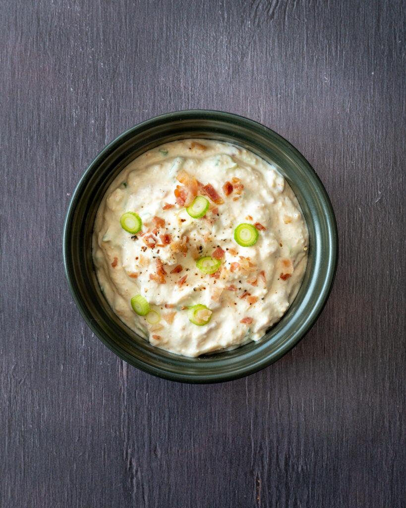 Trempette de crème sure, yogourt grec et fromage cheddar