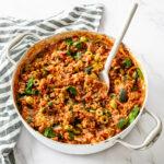 Réconfortante casserole de riz et de légumes grillés à l'italienne