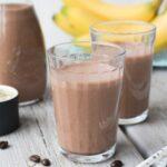 Smoothie riche en protéines au chocolat, banane et café