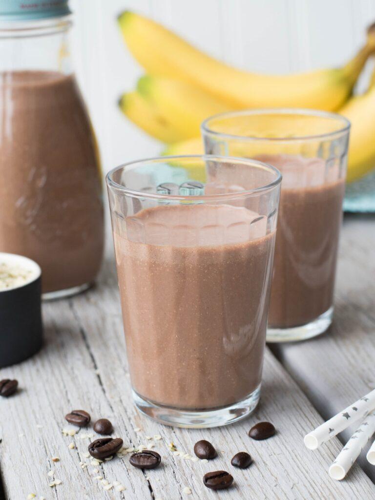 Smoothie riche en protéines au chocolat, banane et café