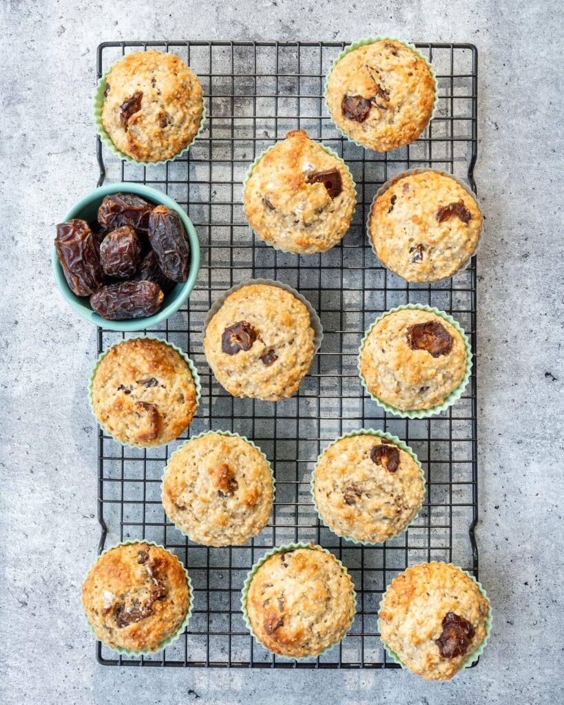 Ces muffins bananes et dattes sont nourrissants et savoureux à souhait.