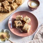 Délicieux blondies accompagnés d'un café et de lait condensé sucré