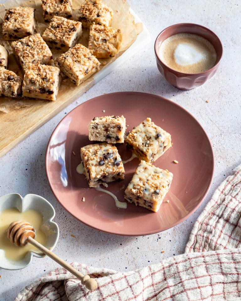 Délicieux blondies accompagnés d'un café et de lait condensé sucré