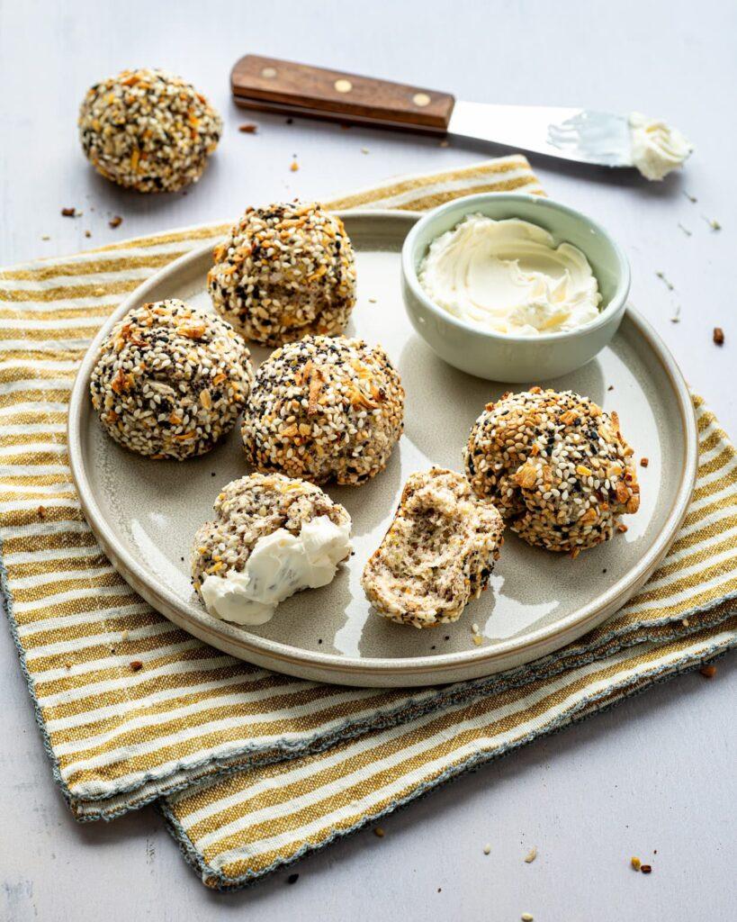 Mini boules de bagel servies avec du fromage à la crème