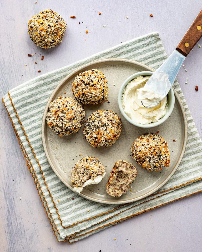 Petites bouchées de bagel servies avec du fromage à la crème