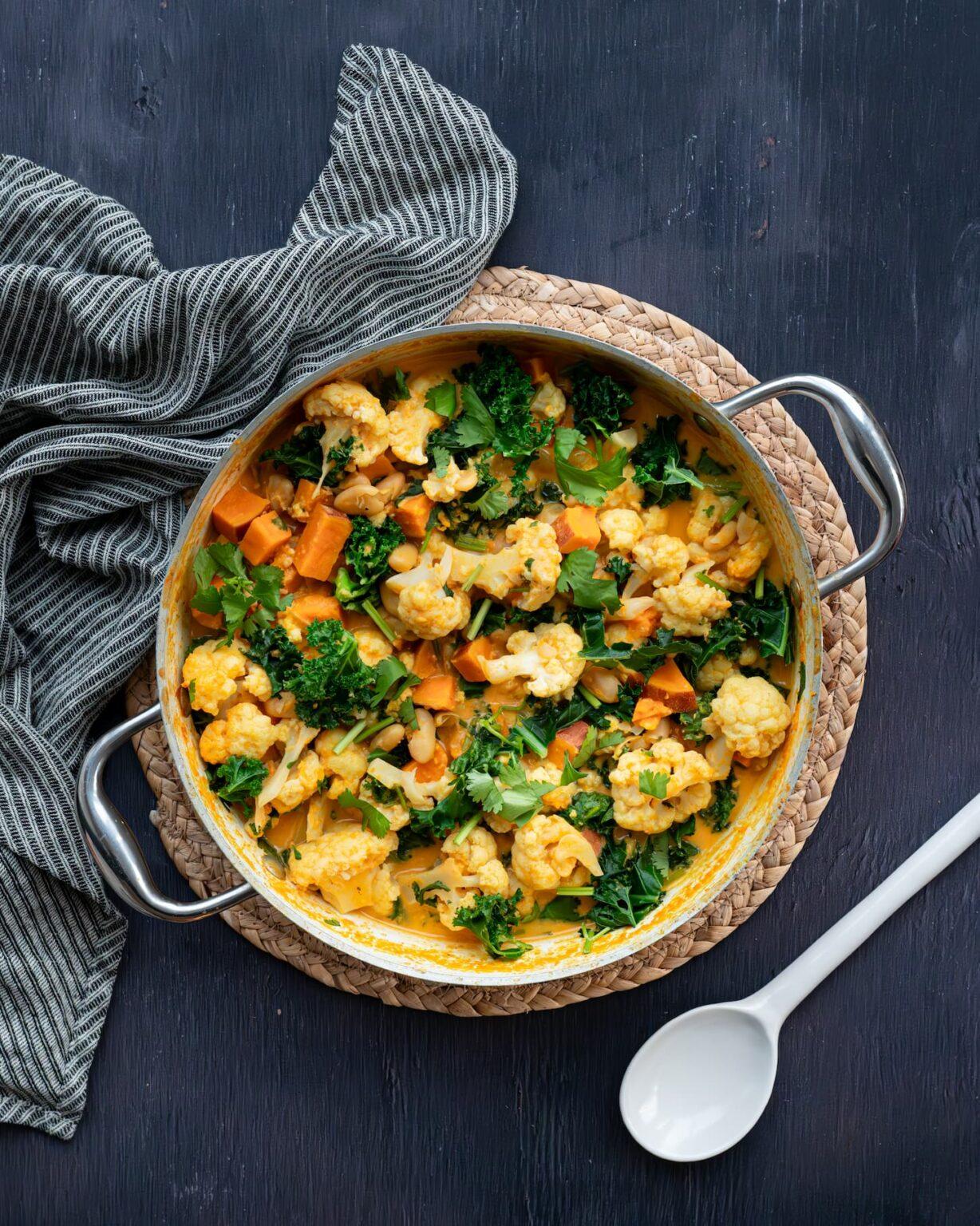 Cari de haricots blancs, chou-fleur et chou kale - Julie ...