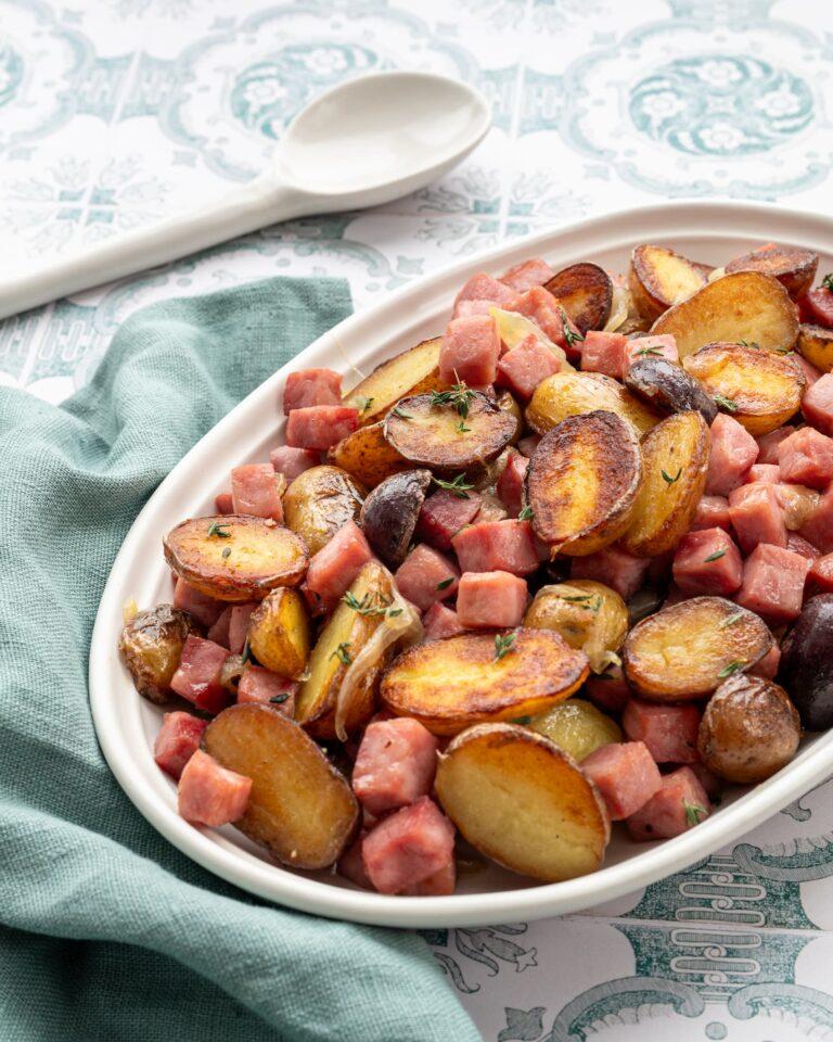 Réconfortante fricassée de jambon et de pommes de terre présentée dans une assiette ovale