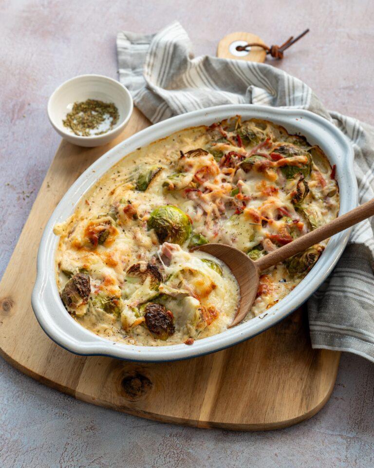 Casserole de choux de Bruxelles nappés d'une sauce crémeuse et de fromage gratiné