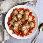 Délicieuses boulettes de poulet et de protéine végétale texturée accompagnées d'un concassé de tomates