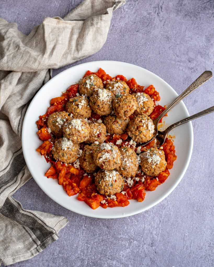 Boulettes au poulet et à la protéine végétale texture, accompagnées d'un concassé de tomates