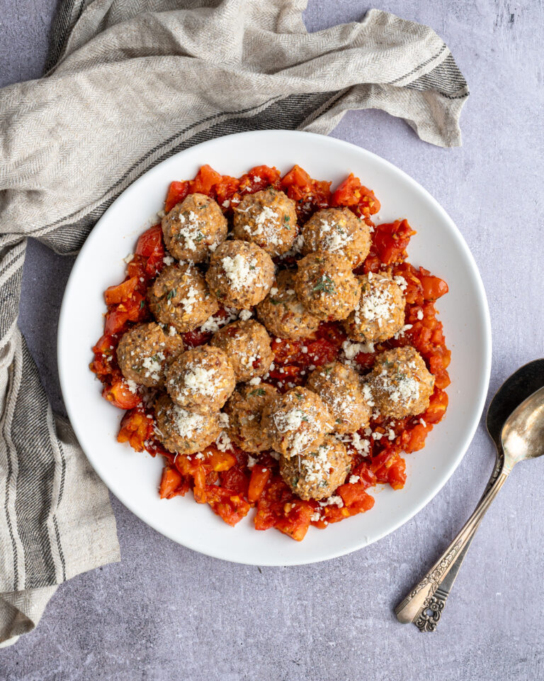 Délicieuses boulettes de poulet et de protéine végétale texturée accompagnées d'un concassé de tomates