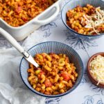 Macaroni à la viande et PVT dans deux bols bleus