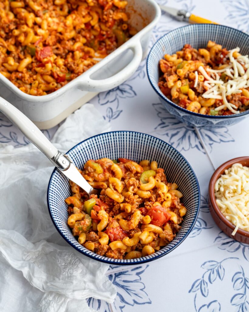 Macaroni à la viande et PVT dans deux bols bleus