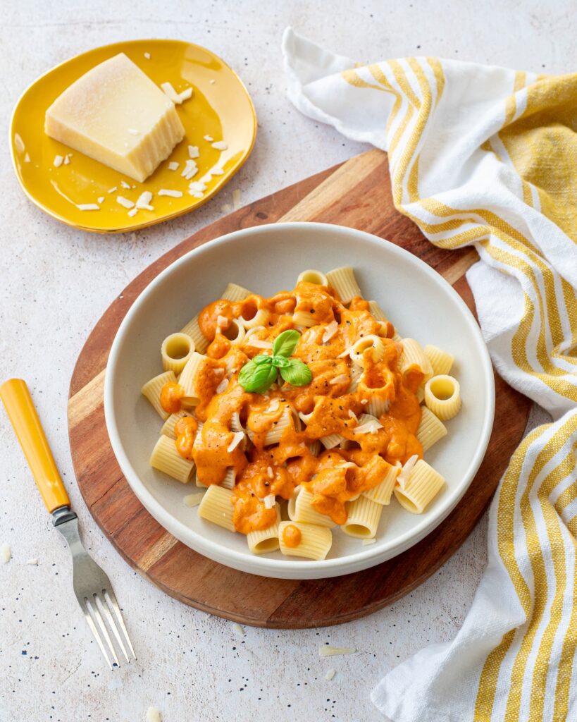 Pâtes recouvertes d'une généreuse portion de sauce rosée et garnies de parmesan râpé