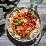 Sauce à spaghetti déposée sur un nid de fèves germées