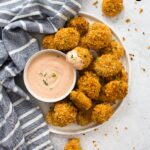 Aliette garnie de croquettes de tofu et accompagnées d'une sauce crémeuse