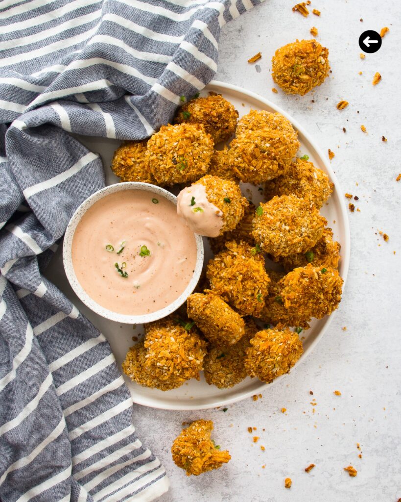 Aliette garnie de croquettes de tofu et accompagnées d'une sauce crémeuse