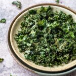 Délicieuses chips de chou kale déposées dans une assiette en terre cuite