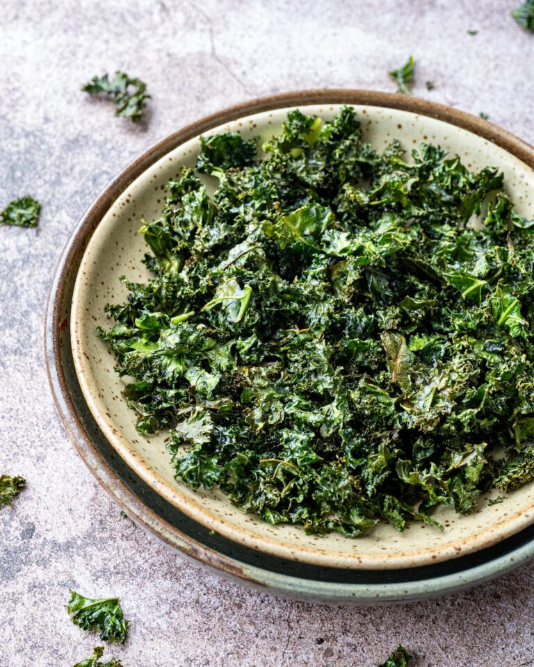 Délicieuses chips de chou kale déposées dans une assiette en terre cuite