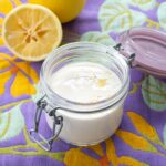 Vinaigrette dans un pot Masson déposé sur un ligne jaune et mauve