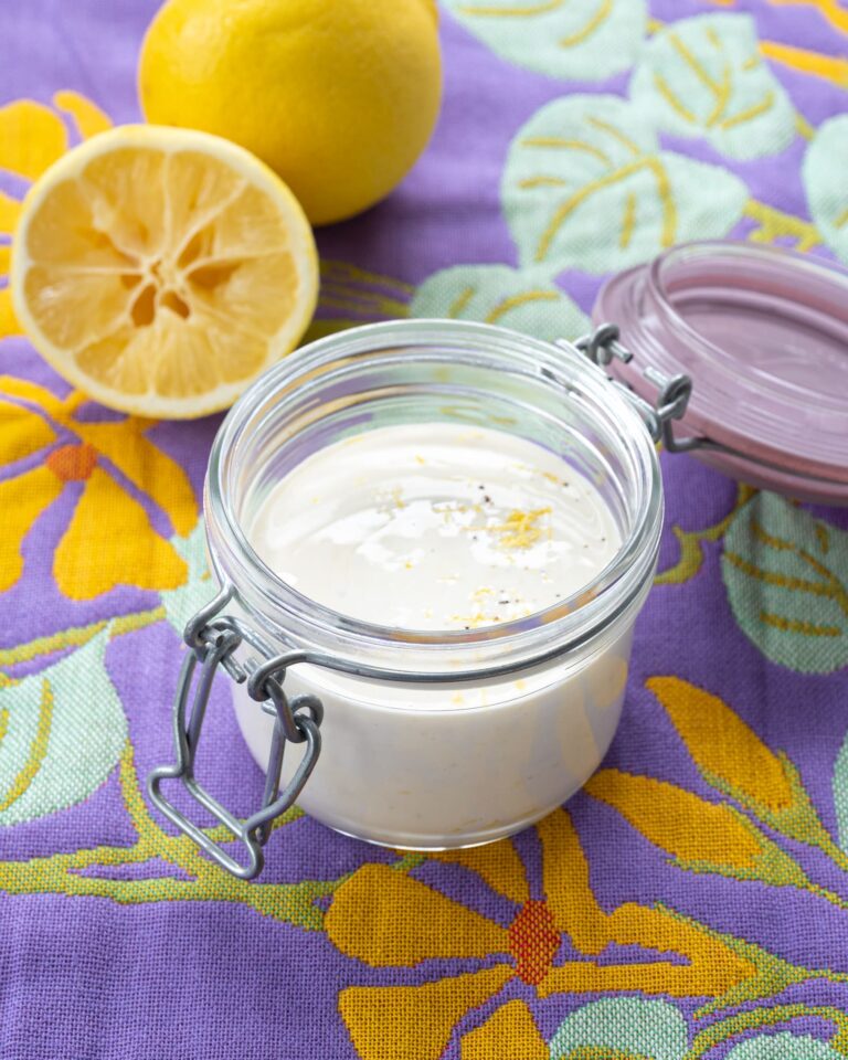 Vinaigrette dans un pot Masson déposé sur un ligne jaune et mauve
