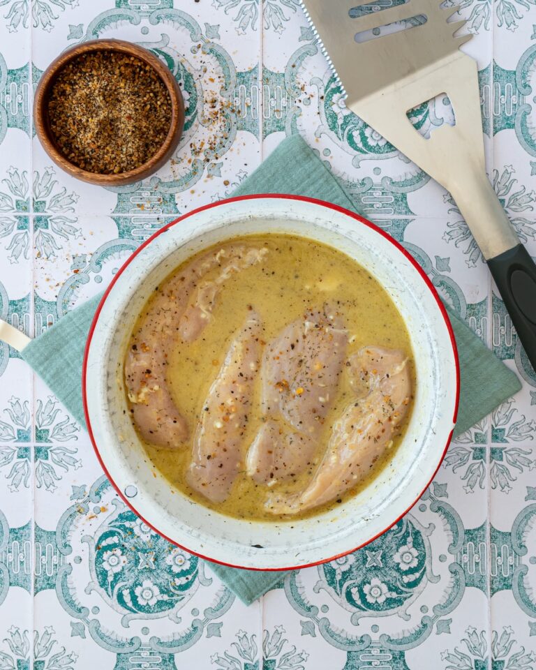Poitrines de poulet marinées dans une marinade au jus de cornichons