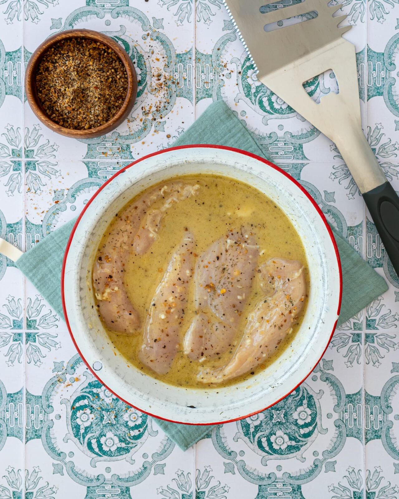 Poitrines de poulet marinées dans une marinade au jus de cornichons