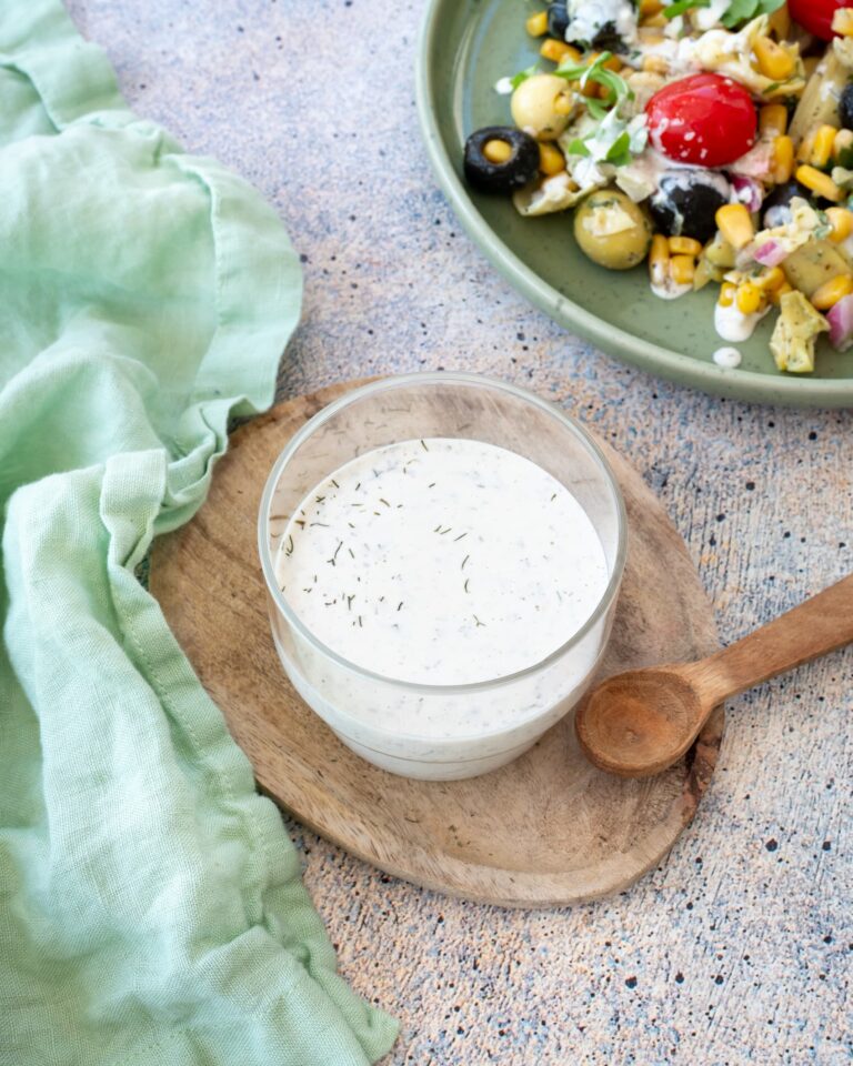 Vinaigrette crémeuse à l'aneth présentée dans un verre transparent