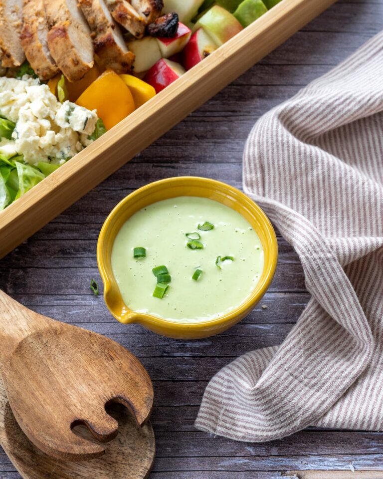 Vinaigrette crémeuse à ;a ciboulette de couleur verte déposée dans un petit bol jaune