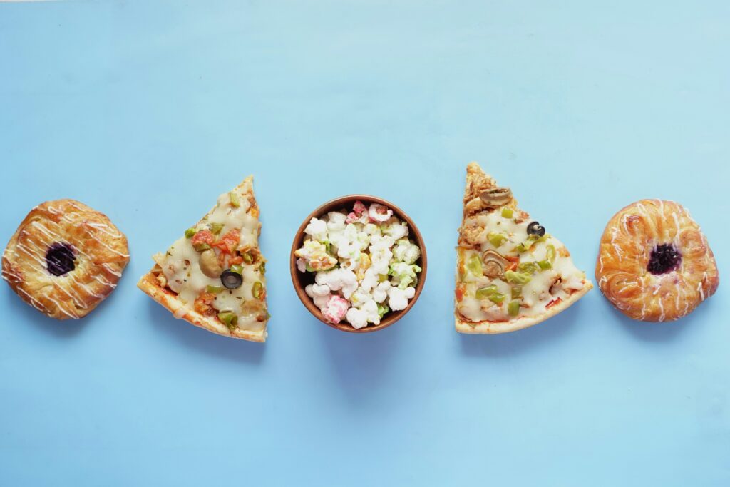 Image de pizza et pop corn sur fond bleu