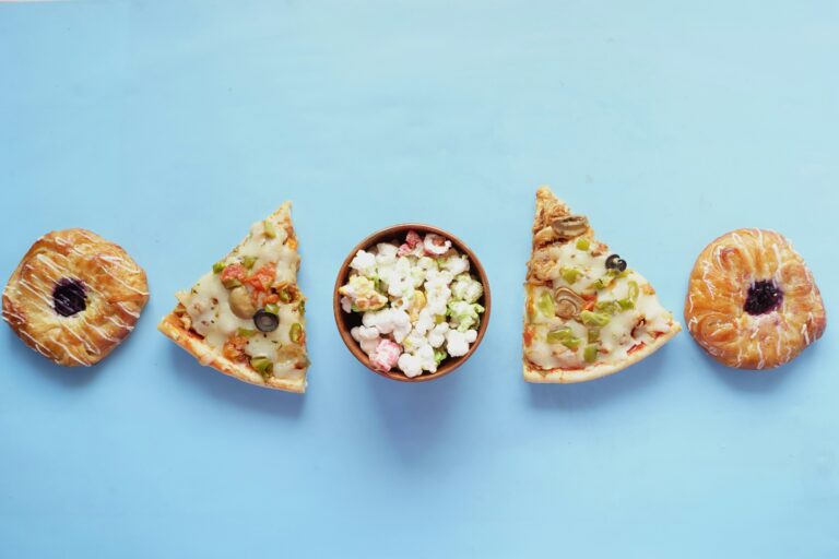 Image de pizza et pop corn sur fond bleu