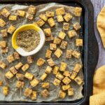Cubes de tofu au zaatar déposés sur une plaque de cuisson