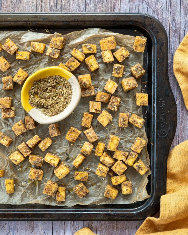 Cubes de tofu au zaatar déposés sur une plaque de cuisson
