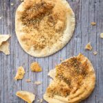 Pita grillé au zaatar déposé sur un fond de bois gris