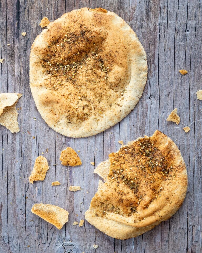 Pita grillé au zaatar déposé sur un fond de bois gris