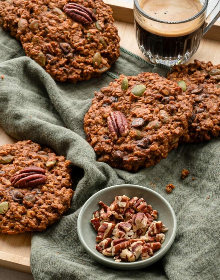 Délicieux biscuits déjeuner déposés sur un plateau avec un linge vert et un espresso