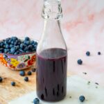 Délicieux sirop aux bleuets sauvages et à l'érable présenté dans une bouteille en vitre